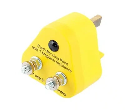 BP2M5 (UK, 2 x M5 posts, 1 x hole blank, 1 meg-ohm resistor)